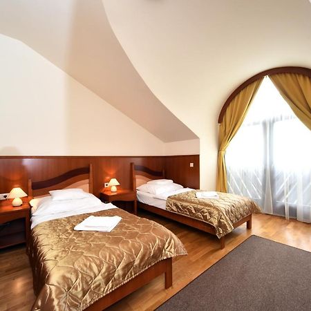Hotel Kumania Kisujszallas Eksteriør bilde
