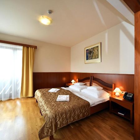 Hotel Kumania Kisujszallas Eksteriør bilde