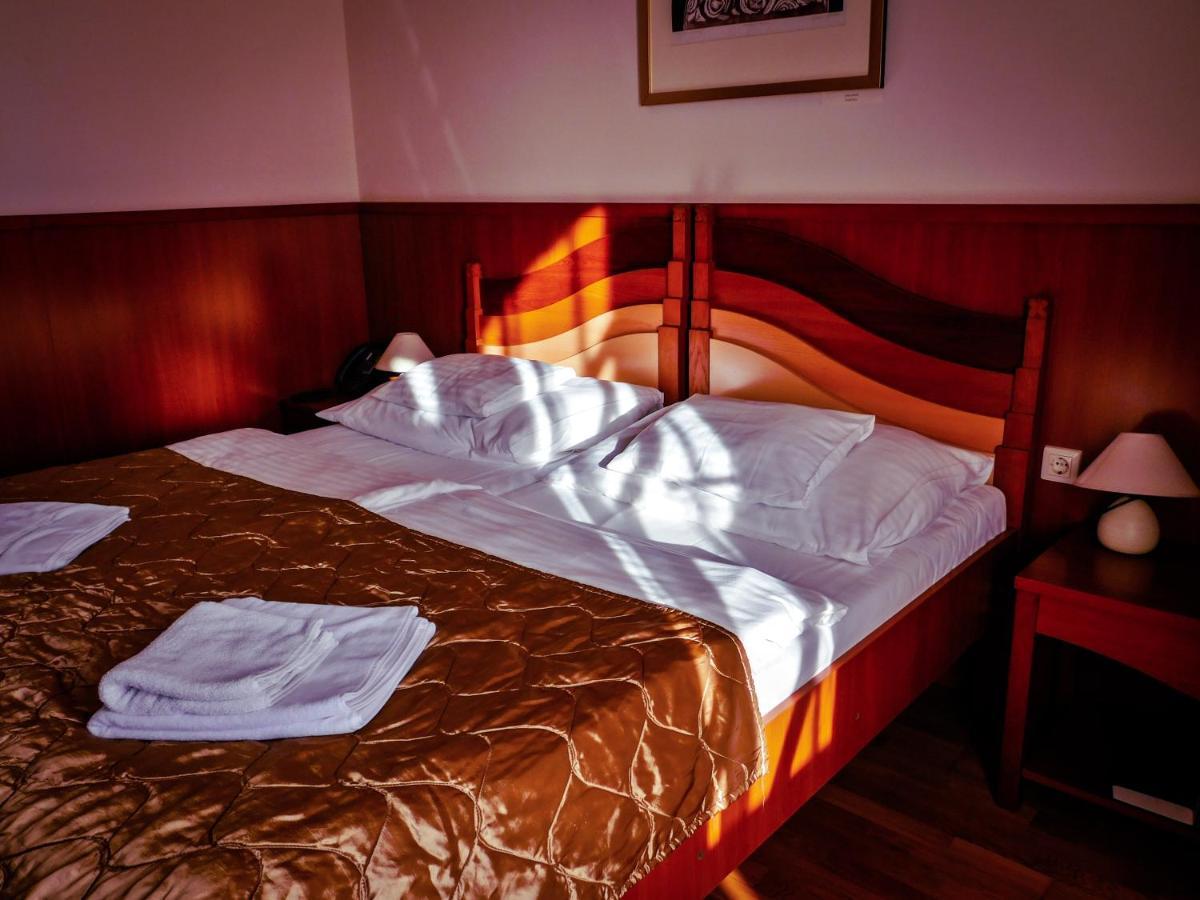 Hotel Kumania Kisujszallas Eksteriør bilde