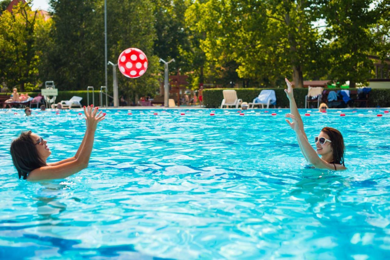 Hotel Kumania Kisujszallas Eksteriør bilde