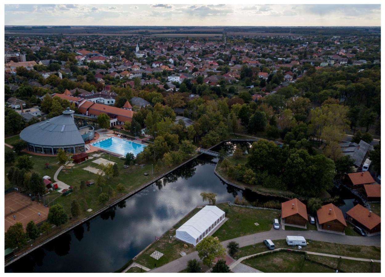 Hotel Kumania Kisujszallas Eksteriør bilde