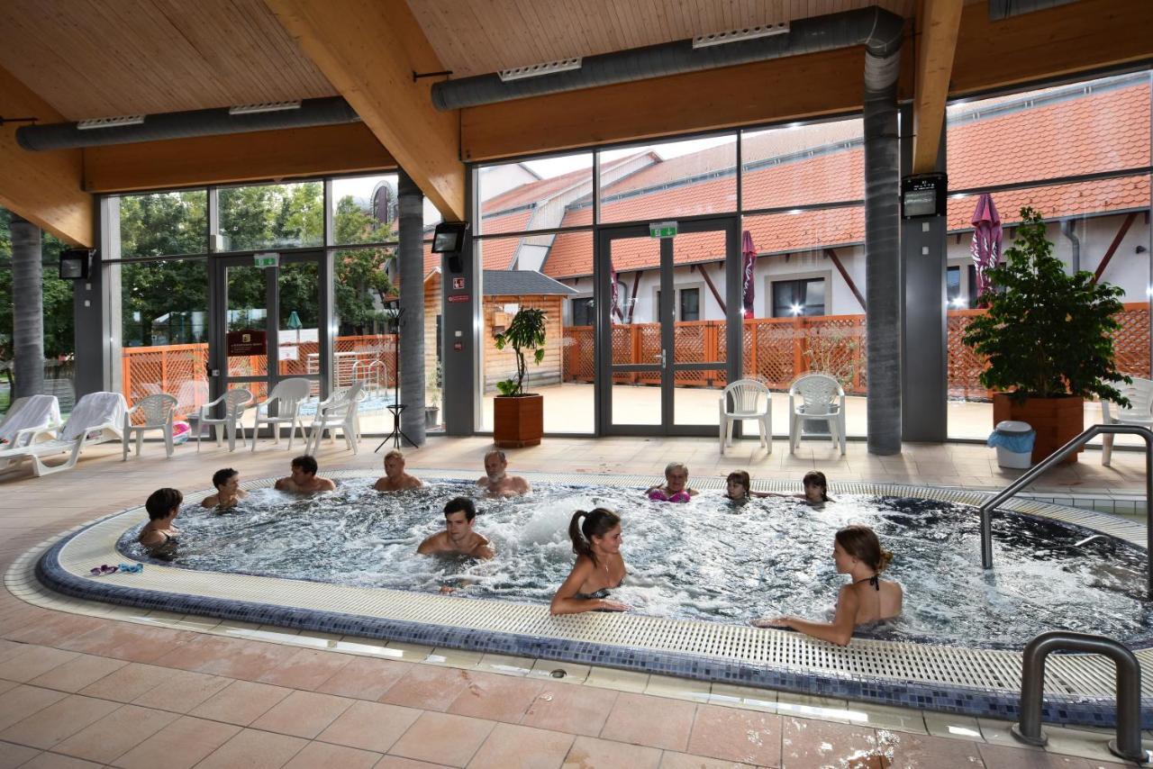 Hotel Kumania Kisujszallas Eksteriør bilde