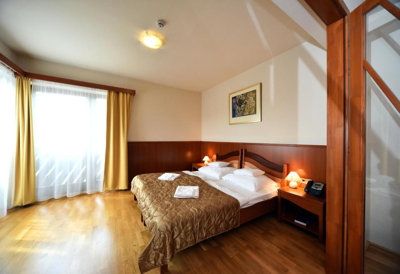 Hotel Kumania Kisujszallas Eksteriør bilde